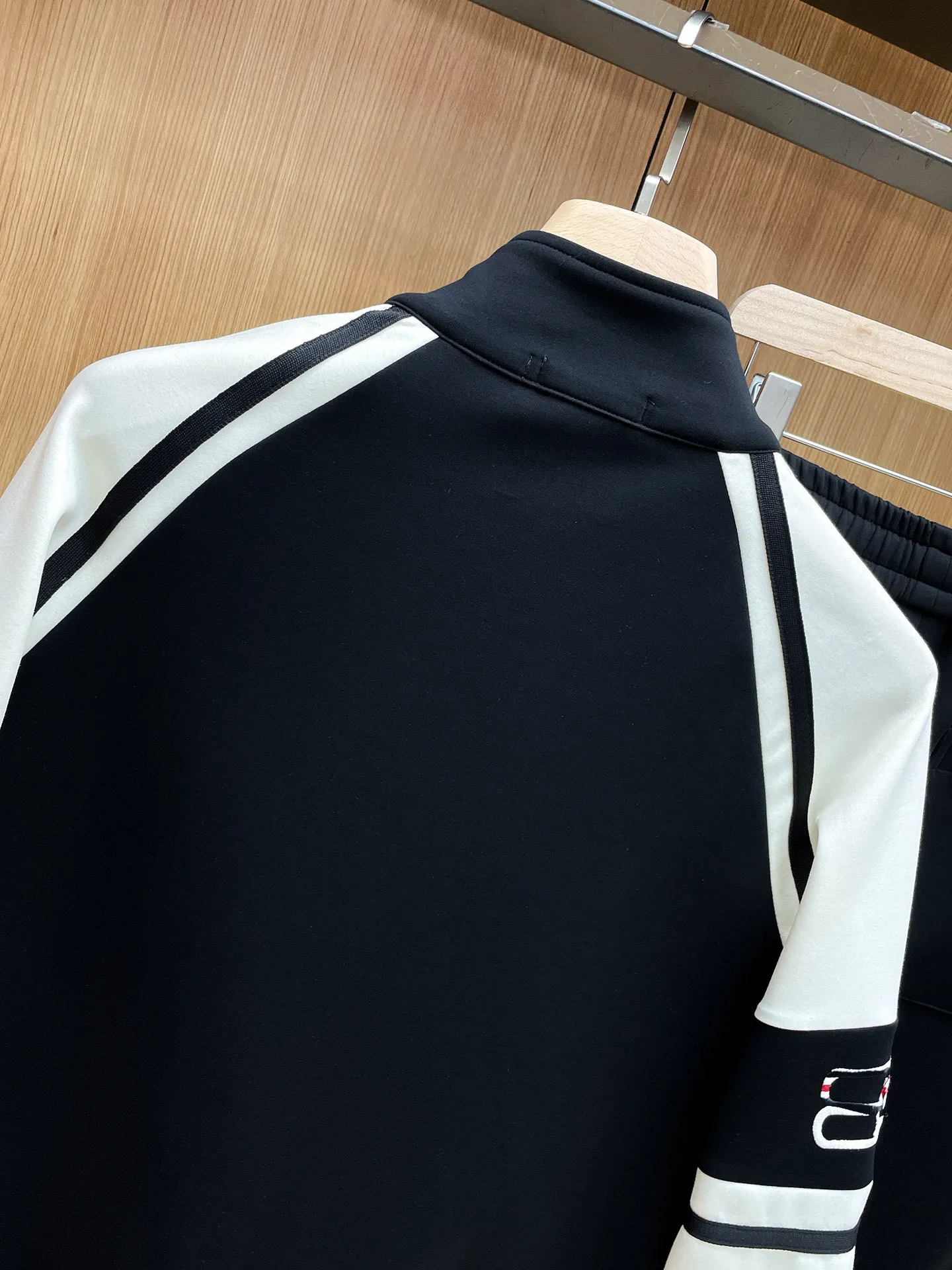Balenciaga 2026 New Arrival counter Same Style casual suit, Breathable, comfortable and casual! Full of high-end feel! The details are exquisite and high-end, and the workmanship is impeccable! The original Premium fabric is very high-end! The fabric is crisp and anti-wrinkle Wear-Resistant, warm, neat and stylish. Everyone must buy a set this autumn and winter. They must look cool and cool when wearing them. We especially recommend Sizes M-3XL
